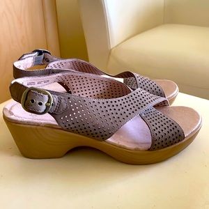 Dansko leather heels size 40 taupe.